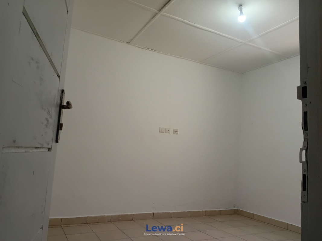 Appartement 3 pièces à vendre à Yopougon : 40 millionsFCFA - Demarcho.ci : Appartement à vendre à Yopougon. Prix : 40 000 000 FCFA prix de vente. 3 Chambres; 3 Salles de bains; 100 m².