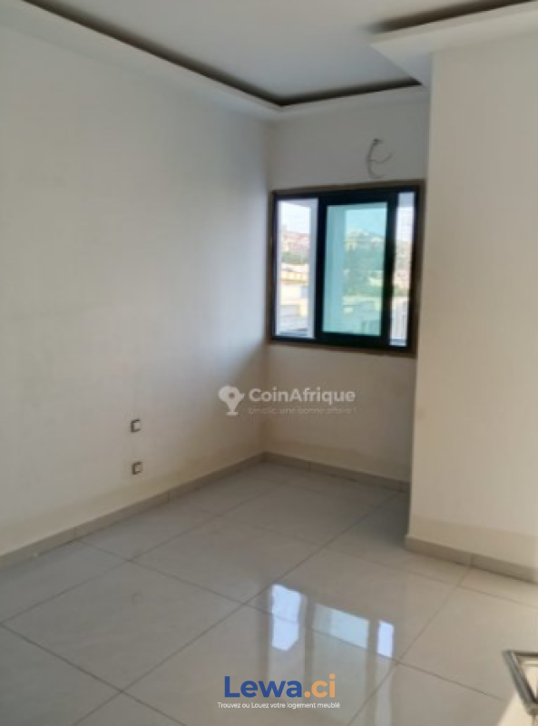 Appartement 4 pièces à louer à Cocody : 600,000 FCFA par mois - Demarcho.ci : Appartement à louer à Cocody. Prix : 600 000 FCFA par mois. 4 Chambres; 3 Salles de bains.