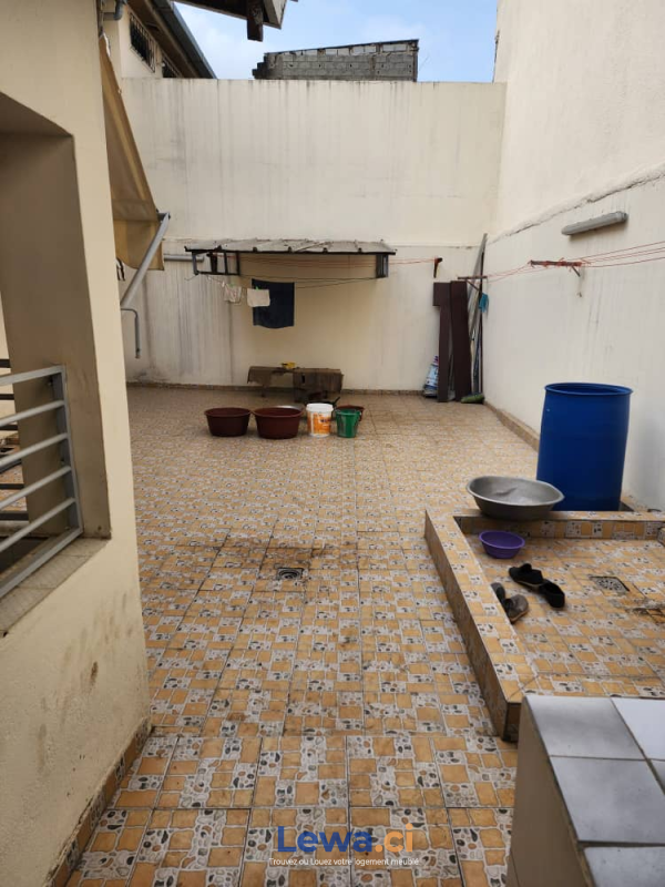 Villa 4 pièces à vendre à Cocody : 165 millionsFCFA - Demarcho.ci : Villa à vendre à Cocody. Prix : 165 000 000 FCFA prix de vente. 4 Chambres; 300 m².