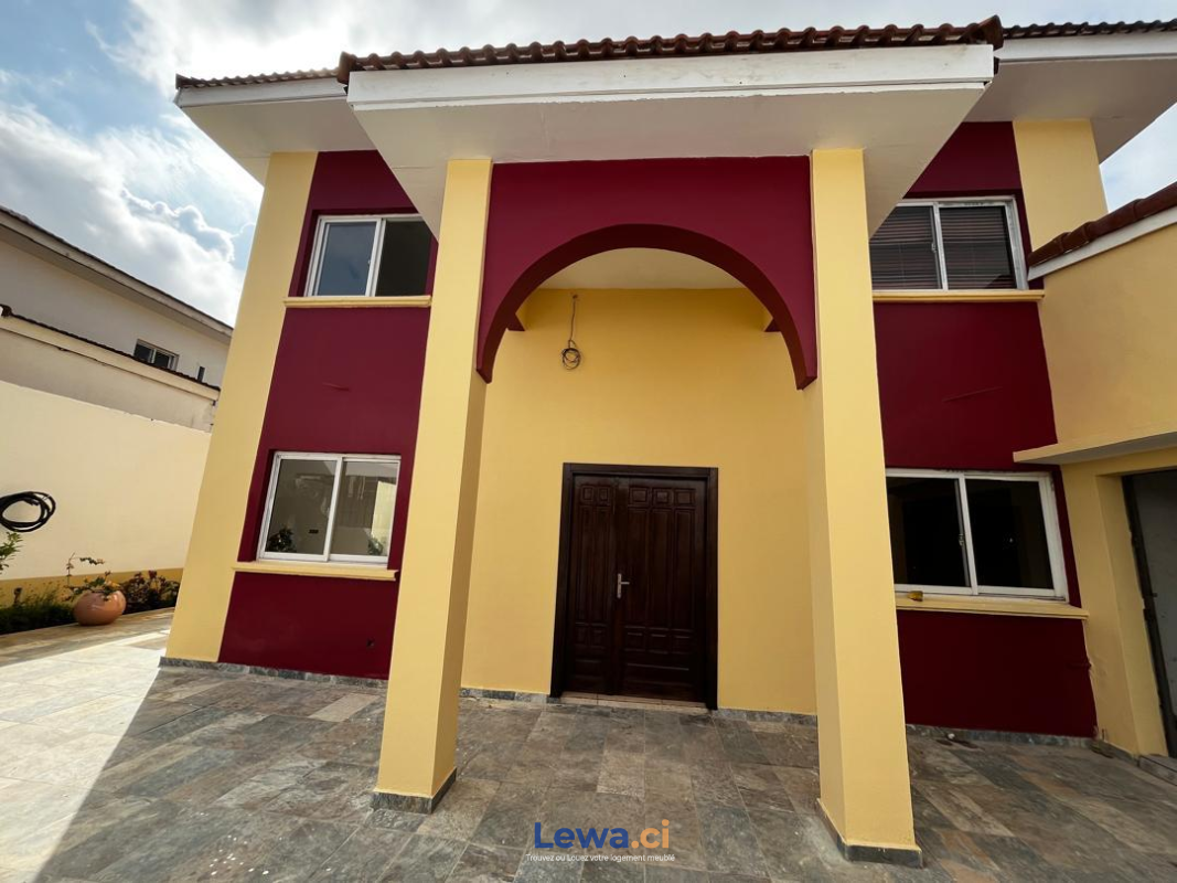 Villa 5 pièces à vendre à Bingerville : 350 millionsFCFA - Demarcho.ci : Villa à vendre à Bingerville. Prix : 350 000 000 FCFA prix de vente. 5 Chambres; 5 Salles de bains; 300 m².