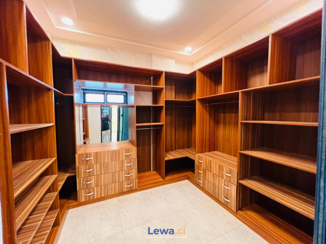 Villa 5 pièces à louer à Cocody : 3,5 millions FCFA par mois - Demarcho.ci : Villa à louer à Cocody. Prix : 3 500 000 FCFA par mois. 5 Chambres; 8 Salles de bains.