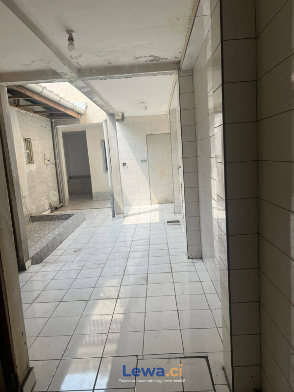 Villa 7 pièces à louer à Cocody : 800,000 FCFA par mois - Demarcho.ci : Villa à louer à Cocody. Prix : 800 000 FCFA par mois. 7 Chambres; 6 Salles de bains; 400 m².