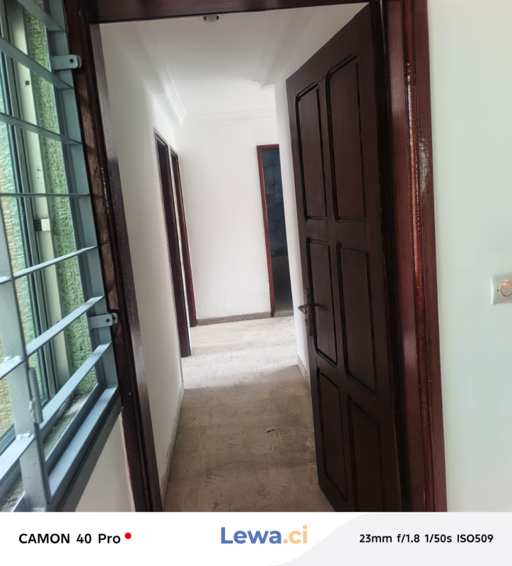 Bureau 3 pièces à louer à Plateau : 1,5 millions FCFA par mois - Demarcho.ci : Bureau à louer à Plateau. Prix : 1 500 000 FCFA par mois. 3 Chambres; 3 Salles de bains; 200 m².