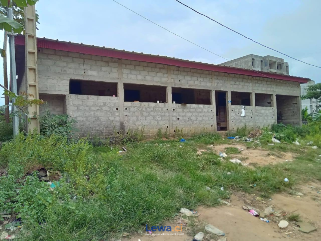 TERRAIN AVEC VILLA BASSE EN VENTE