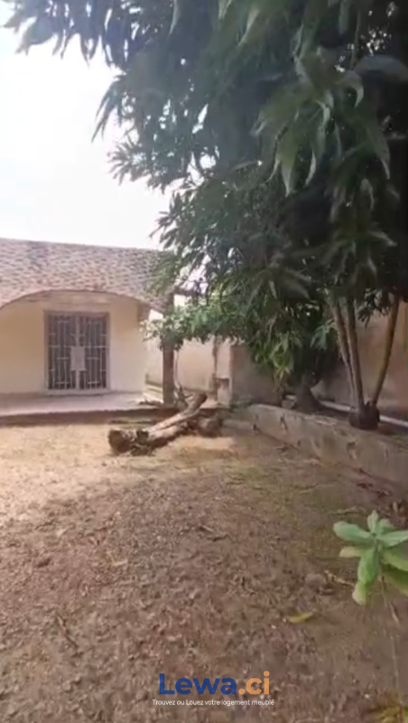 Villa 2 pièces à louer à Cocody : 1 millions FCFA par mois - Demarcho.ci : Villa à louer à Cocody. Prix : 1 000 000 FCFA par mois.