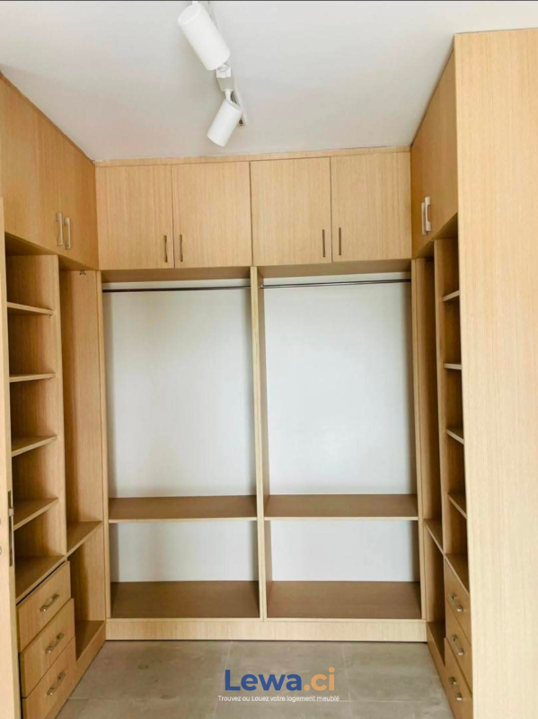 Appartement 4 pièces à louer à Cocody : 3 millions FCFA par mois - Demarcho.ci : Appartement à louer à Cocody. Prix : 3 000 000 FCFA par mois. 4 Chambres; 5 Salles de bains.