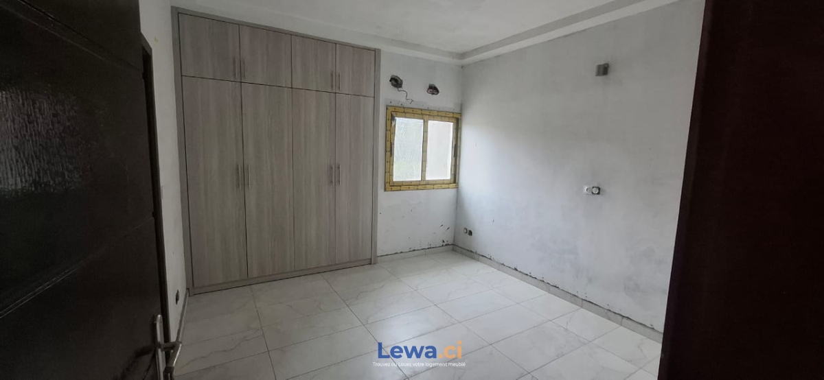 Appartement 3 pièces à vendre à Cocody : 240 millionsFCFA - Demarcho.ci : Appartement à vendre à Cocody. Prix : 240 000 000 FCFA prix de vente. 3 Chambres; 3 Salles de bains; 160 m².