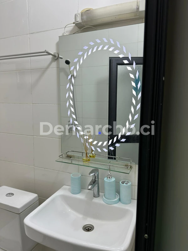 STUDIO MEUBLÉ – FAYA NOUVEAUX CAMPS : Appartement à lcd à Cocody. Prix : 30 000 FCFA par nuitée. 2 Chambres; 2 Salles de bains.