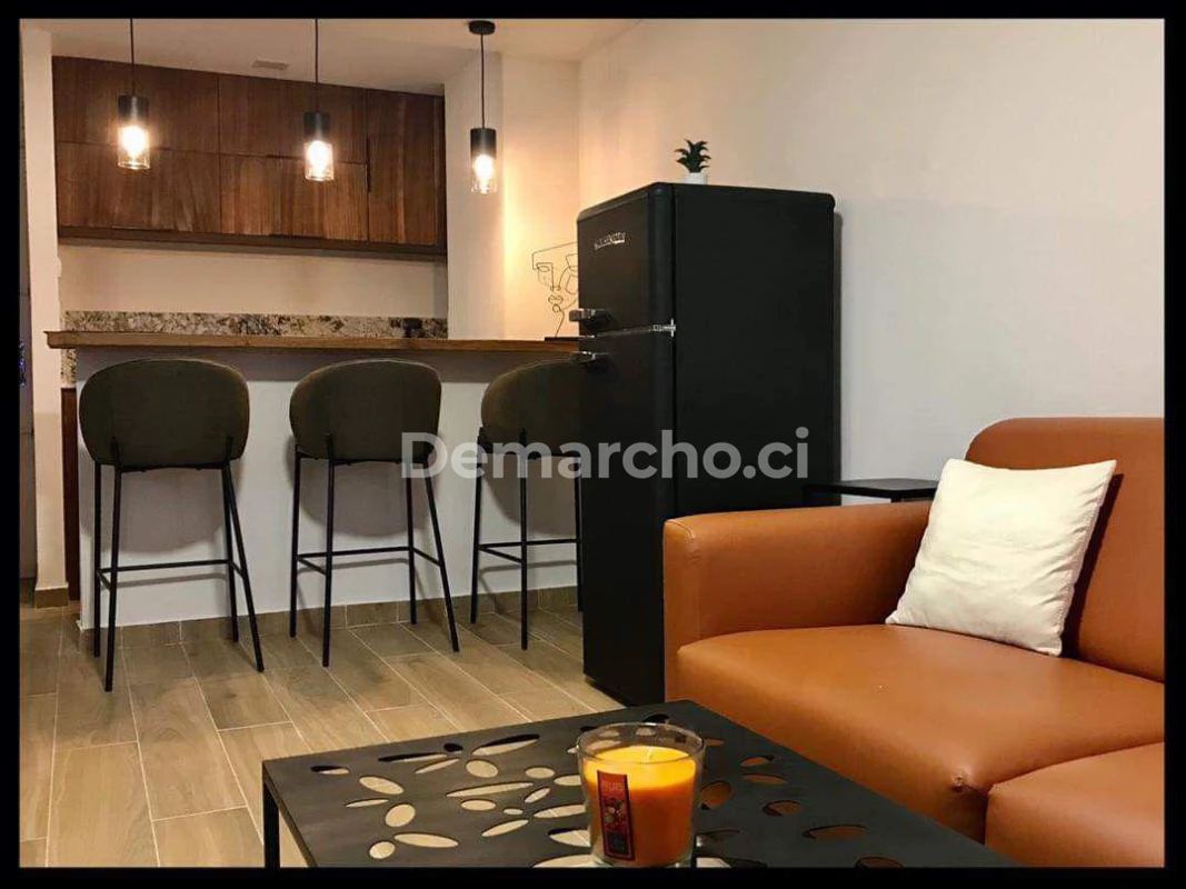 Image principale du bien : studio meublé, niché au 2ᵉ étage d’un immeuble calme à Cocod