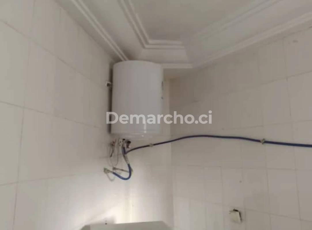 STUDIOS MEUBLÉS DISPONIBLES À YOPOUGON ANANERAIE : Studio à lcd à Yopougon. Prix : 18 000 FCFA par jour. 1 Chambre; 1 Salle de bain.