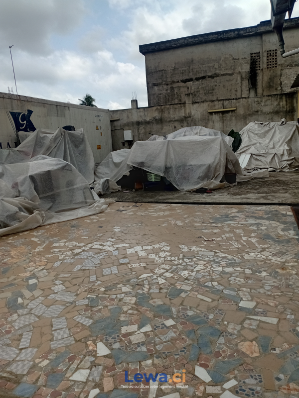 Terrain de à maisons à louer à Yopougon : 2,5 millions FCFA par mois - Demarcho.ci : Terrain à louer à Yopougon. Prix : 2 500 000 FCFA par mois.