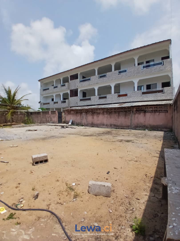 Un immeuble R+2 + 400 m²