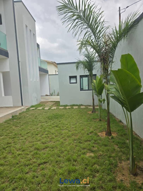 Villa 5 pièces à louer à Cocody : 2 millions FCFA par mois - Demarcho.ci : Villa à louer à Cocody. Prix : 2 000 000 FCFA par mois. 5 Chambres.