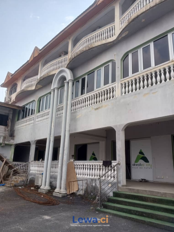 Triplex à usage professionnel à louer