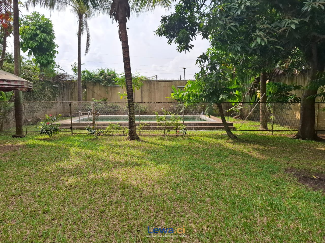 Villa 2 pièces à louer à Cocody : 3 millions FCFA par mois - Demarcho.ci : Villa à louer à Cocody. Prix : 3 000 000 FCFA par mois.