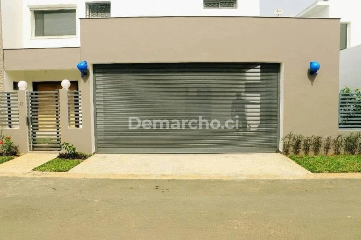 VENTE – VILLA DUPLEX 6 PIÈCES AVEC PISCINE À LA RIVIERA : Villa à vendre à Cocody. Prix : 580 000 000 FCFA prix de vente. 4 Chambres; 5 Salles de bains; 600 m².