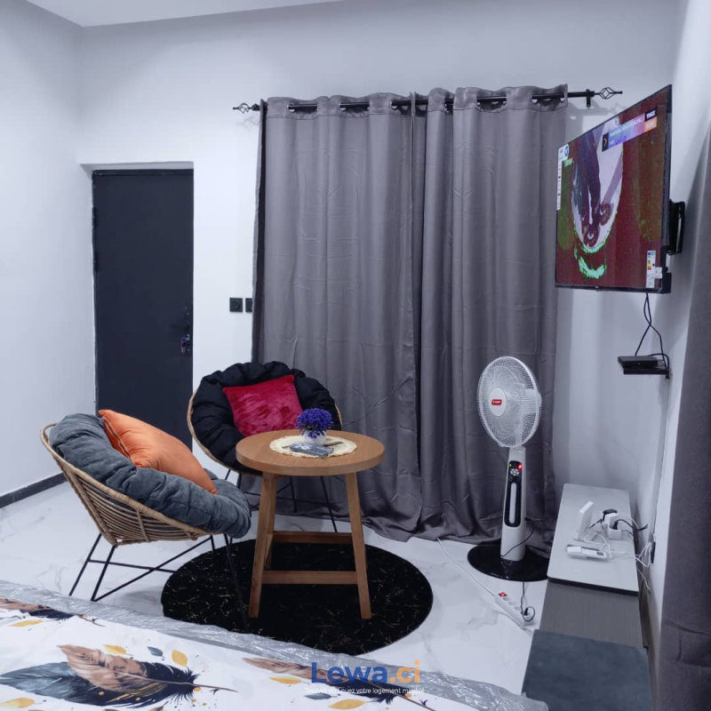 Appartement 1 pièces à louer à Koumassi : 20,000 FCFA par mois - Demarcho.ci : Appartement à louer à Koumassi. Prix : 20 000 FCFA prix de vente. 1 Chambre; 1 Salle de bain; 200 m².