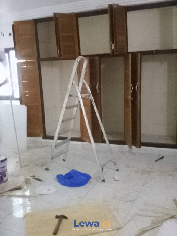 Appartement 2 pièces à vendre à Cocody : 95 millionsFCFA - Demarcho.ci : Appartement à vendre à Cocody. Prix : 95 000 000 FCFA prix de vente. 2 Chambres; 2 Salles de bains; 114 m².