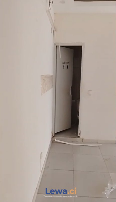 Magasin / boutique 2 pièces à louer à Cocody : 1,5 millions FCFA par mois - Demarcho.ci : Magasin / Boutique à louer à Cocody. Prix : 1 500 000 FCFA par mois.