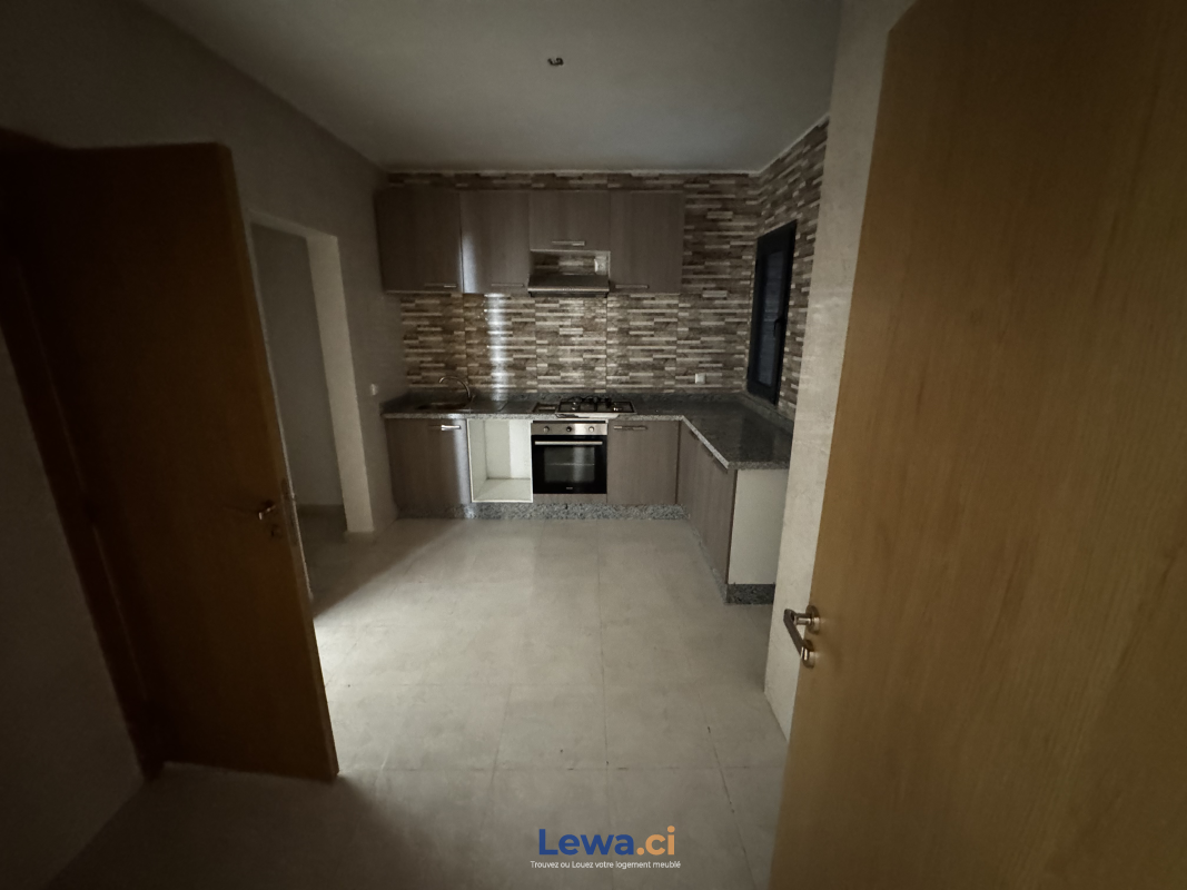 Appartement 3 pièces à louer à Cocody : 500,000 FCFA par mois - Demarcho.ci : Appartement à louer à Cocody. Prix : 500 000 FCFA par mois. 3 Chambres; 2 Salles de bains.