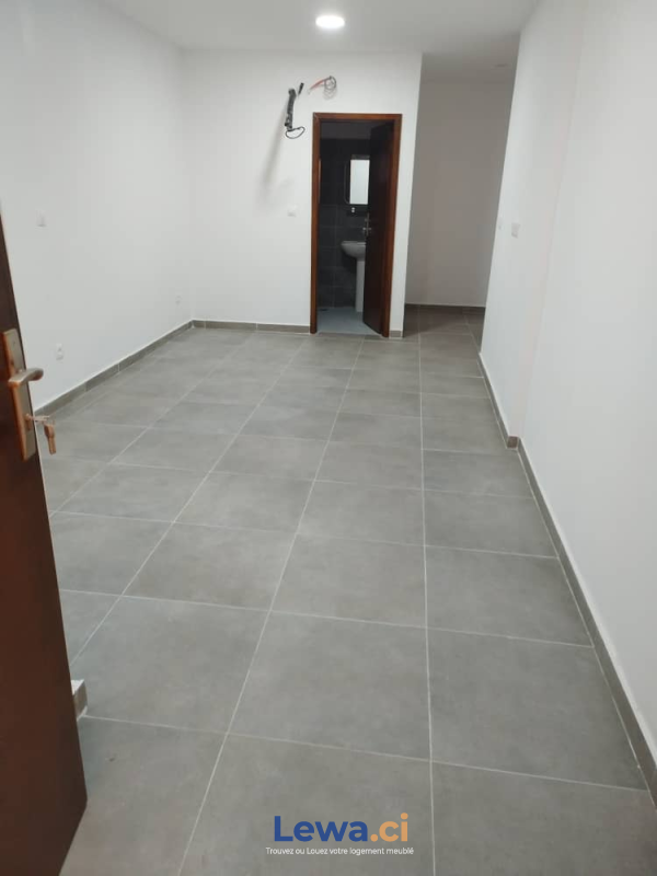 Villa 4 pièces à vendre à Cocody : 380 millionsFCFA - Demarcho.ci : Villa à vendre à Cocody. Prix : 380 000 000 FCFA prix de vente. 4 Chambres; 4 Salles de bains; 354 m².