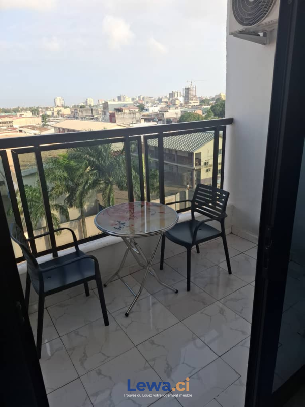 Appartement 2 pièces à louer à Marcory : 25,000 FCFA par mois - Demarcho.ci : Appartement à louer à Marcory. Prix : 25 000 FCFA prix de vente. 2 Chambres; 1 Salle de bain; 200 m².