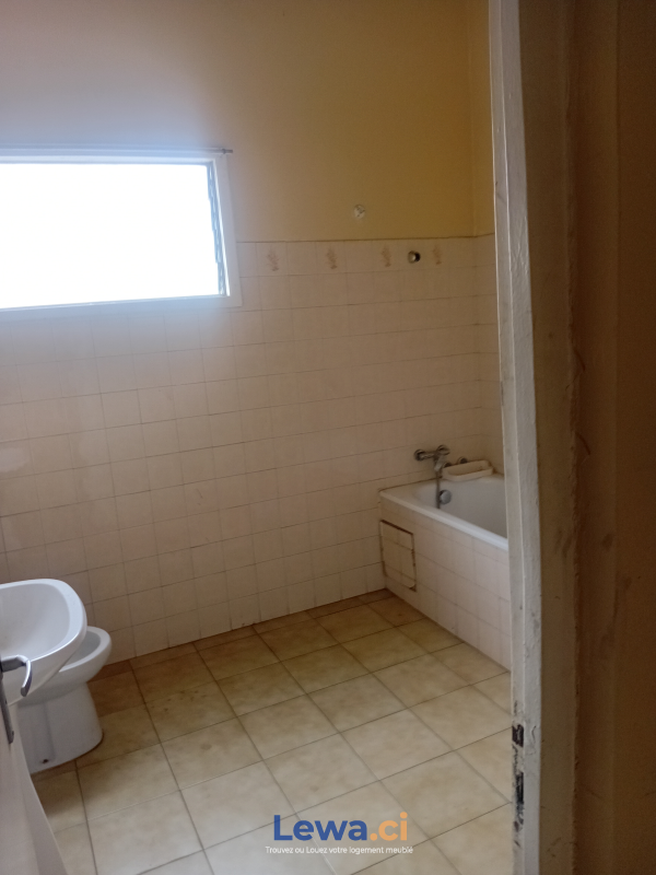 Villa 2 pièces à louer à Treichville : 900,000 FCFA par mois - Demarcho.ci : Villa à louer à Treichville. Prix : 900 000 FCFA par mois.