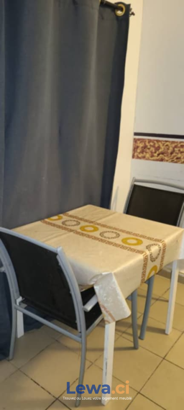 Appartement 1 pièces à louer à Koumassi : 25,000 FCFA par mois - Demarcho.ci : Appartement à louer à Koumassi. Prix : 25 000 FCFA prix de vente. 1 Chambre; 1 Salle de bain; 100 m².