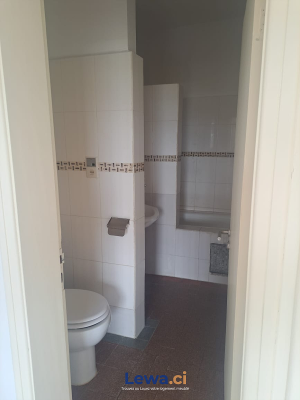 Appartement 1 pièces à louer à Plateau : 750,000 FCFA par mois - Demarcho.ci : Appartement à louer à Plateau. Prix : 750 000 FCFA par mois. 1 Chambre; 2 Salles de bains.