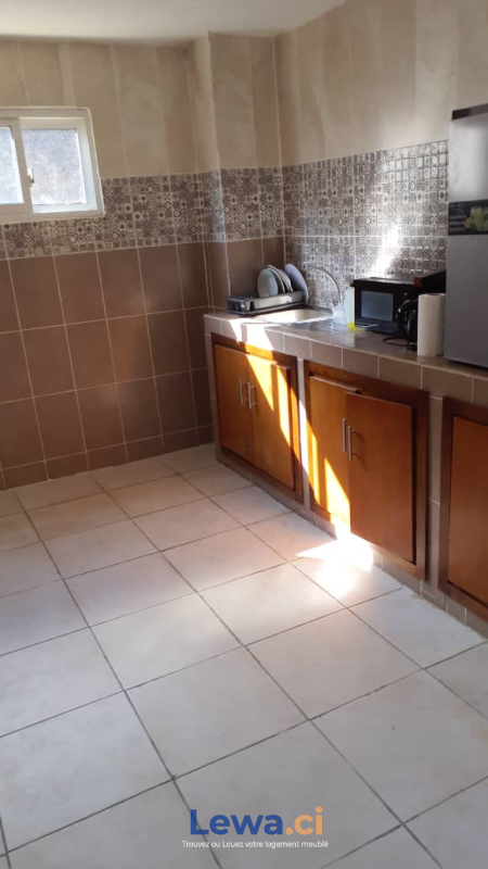 Villa 5 pièces à vendre à Bingerville : 350 millionsFCFA - Demarcho.ci : Villa à vendre à Bingerville. Prix : 350 000 000 FCFA prix de vente. 5 Chambres; 5 Salles de bains; 300 m².