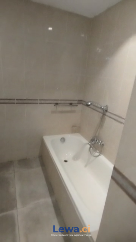 Appartement 2 pièces à vendre à Plateau : 150 millionsFCFA - Demarcho.ci : Appartement à vendre à Plateau. Prix : 150 000 000 FCFA prix de vente. 2 Chambres; 2 Salles de bains; 107 m².