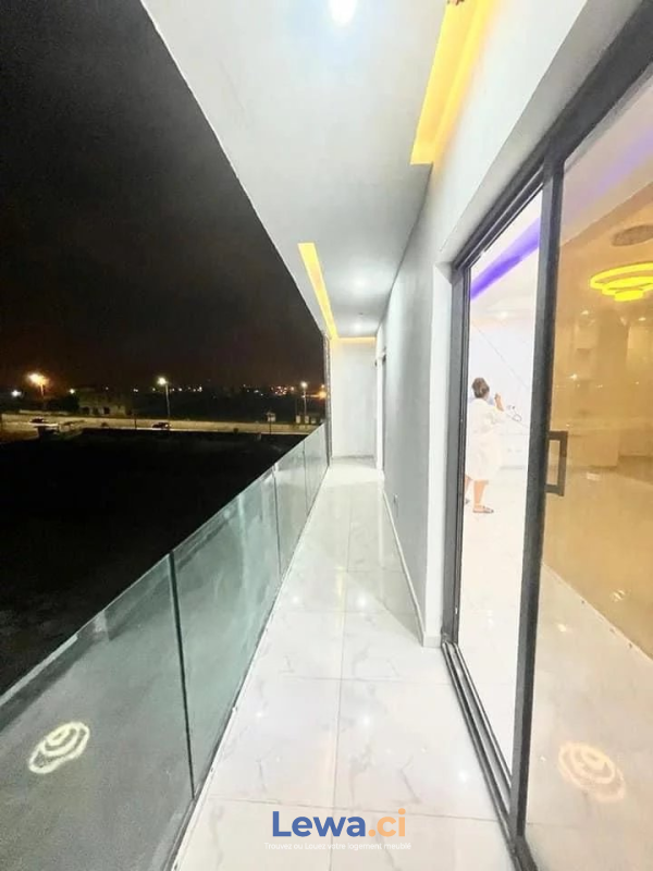 Appartement 4 pièces à vendre à Cocody : 100 millionsFCFA - Demarcho.ci : Appartement à vendre à Cocody. Prix : 100 000 000 FCFA prix de vente. 4 Chambres; 3 Salles de bains; 182 m².