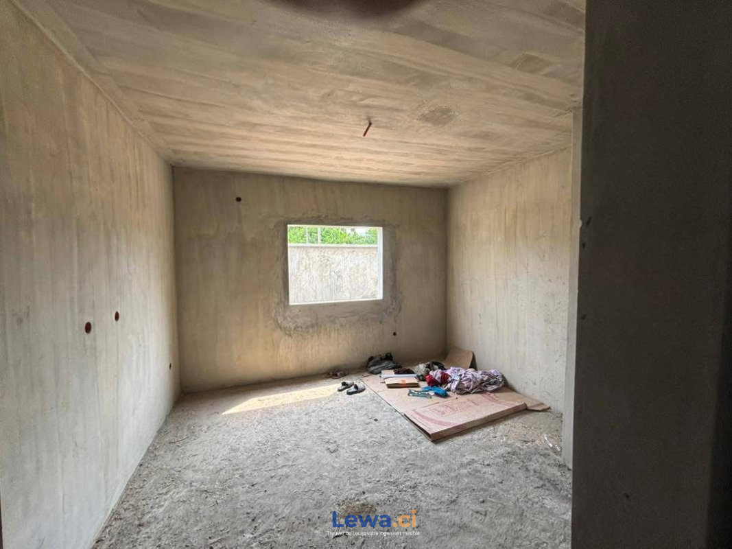 Villa 3 pièces à vendre à Grand-bassam : 90 millionsFCFA - Demarcho.ci : Villa à vendre à Grand-Bassam. Prix : 90 000 000 FCFA prix de vente. 3 Chambres; 322 m².