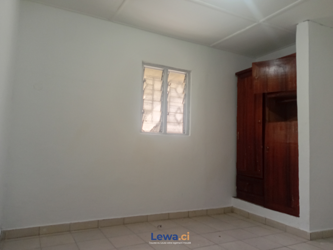 Appartement 3 pièces à vendre à Yopougon : 40 millionsFCFA - Demarcho.ci : Appartement à vendre à Yopougon. Prix : 40 000 000 FCFA prix de vente. 3 Chambres; 3 Salles de bains; 100 m².