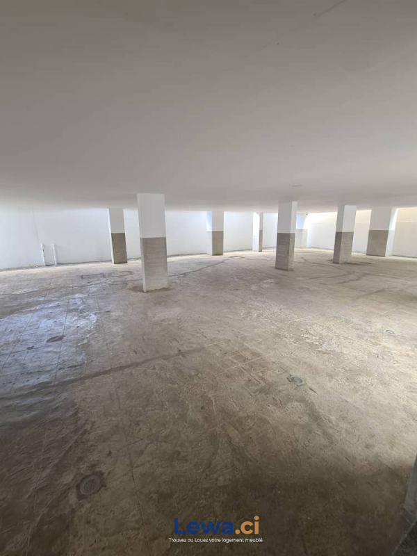 Appartement 3 pièces à vendre à Cocody : 240 millionsFCFA - Demarcho.ci : Appartement à vendre à Cocody. Prix : 240 000 000 FCFA prix de vente. 3 Chambres; 3 Salles de bains; 160 m².