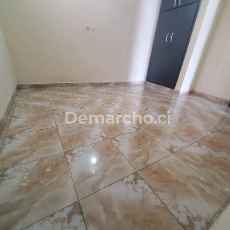 2 PIÈCES À BINGERVILLE : Villa à louer à Bingerville. Prix : 90 000 FCFA par mois. 1 Chambre; 1 Salle de bain.