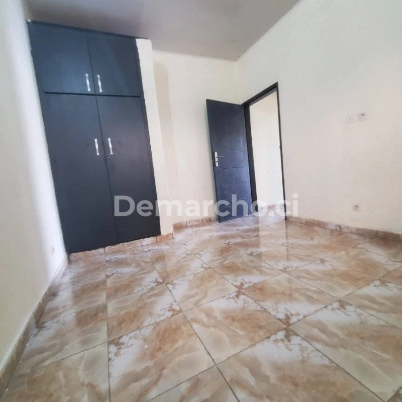 2 PIÈCES À BINGERVILLE : Villa à louer à Bingerville. Prix : 90 000 FCFA par mois. 1 Chambre; 1 Salle de bain.