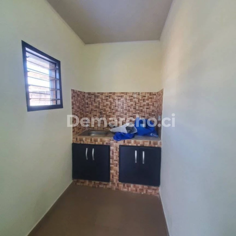 2 PIÈCES À BINGERVILLE : Villa à louer à Bingerville. Prix : 90 000 FCFA par mois. 1 Chambre; 1 Salle de bain.