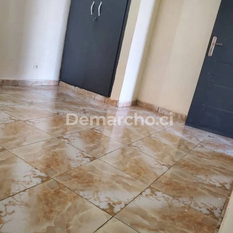 2 PIÈCES À BINGERVILLE : Villa à louer à Bingerville. Prix : 90 000 FCFA par mois. 1 Chambre; 1 Salle de bain.