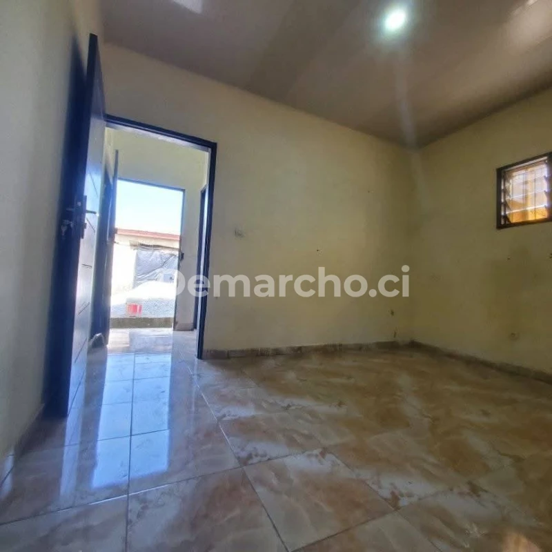 2 PIÈCES À BINGERVILLE : Villa à louer à Bingerville. Prix : 90 000 FCFA par mois. 1 Chambre; 1 Salle de bain.