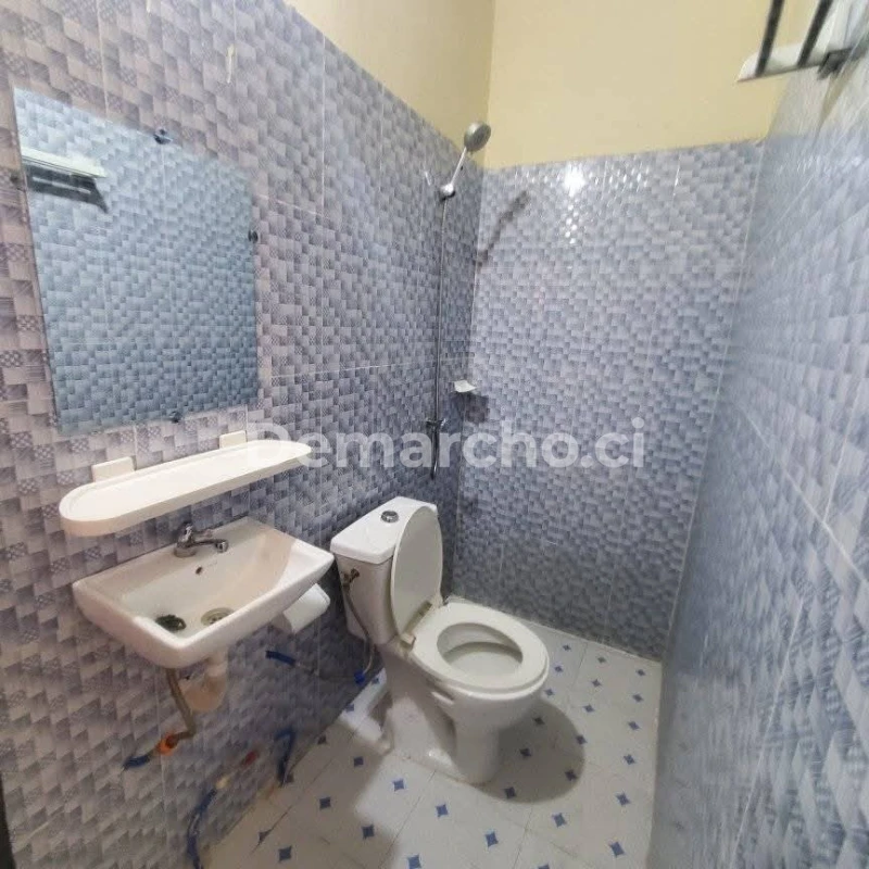 2 PIÈCES À BINGERVILLE : Villa à louer à Bingerville. Prix : 90 000 FCFA par mois. 1 Chambre; 1 Salle de bain.