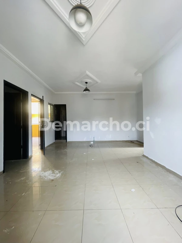 2 PIÈCES À RIVIERA PALMERAIE : Appartement à louer à Cocody. Prix : 180 000 FCFA par mois. 1 Chambre; 2 Salles de bains.