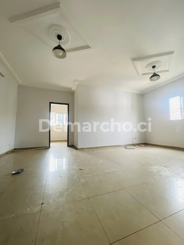 2 PIÈCES À RIVIERA PALMERAIE : Appartement à louer à Cocody. Prix : 180 000 FCFA par mois. 1 Chambre; 2 Salles de bains.