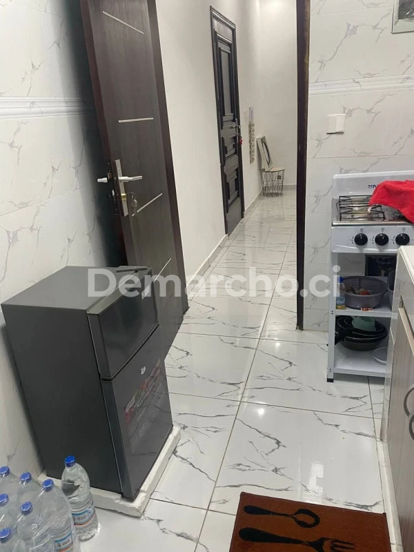 2 PIÈCES HAUT STANDING À RIVIERA FAYA : Appartement à louer à Cocody. Prix : 200 000 FCFA par mois. 1 Chambre; 2 Salles de bains.