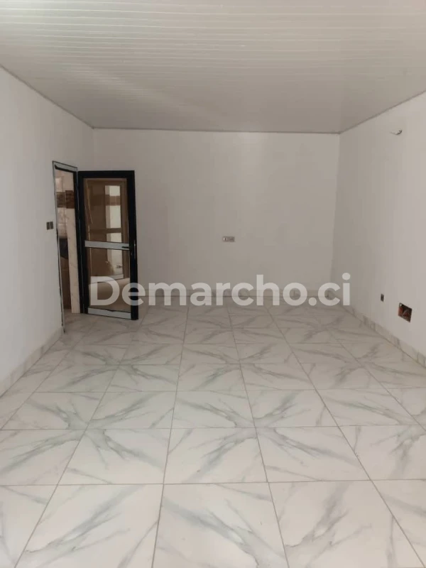 3 PIÈCES À BONOUA : Appartement à louer à Port-Bouët. Prix : 130 000 FCFA par mois. 2 Chambres; 3 Salles de bains.