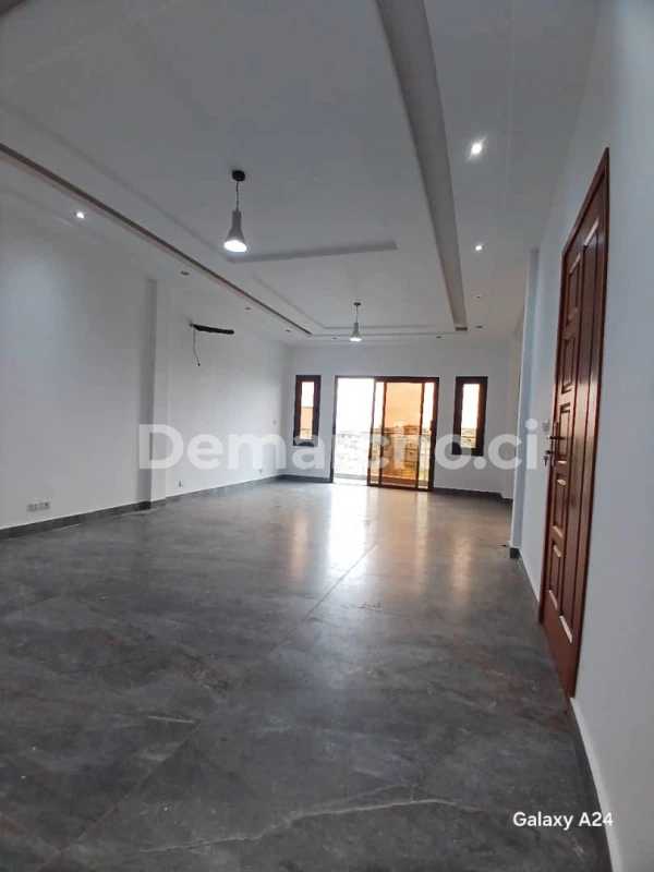 3 PIÈCES À RIVIERA BONOUMIN : Appartement à louer à Cocody. Prix : 400 000 FCFA par mois. 2 Chambres; 2 Salles de bains.