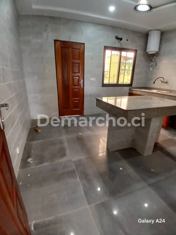 3 PIÈCES À RIVIERA BONOUMIN : Appartement à louer à Cocody. Prix : 400 000 FCFA par mois. 2 Chambres; 2 Salles de bains.