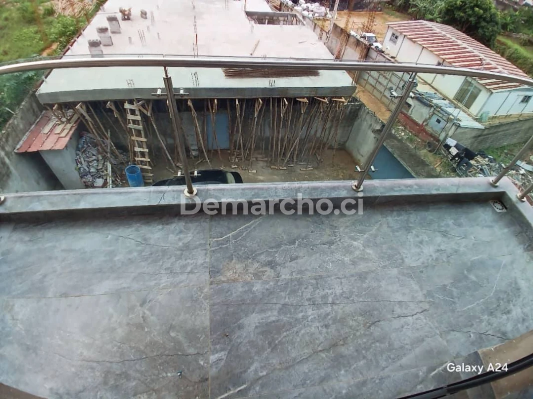 3 PIÈCES À RIVIERA BONOUMIN : Appartement à louer à Cocody. Prix : 400 000 FCFA par mois. 2 Chambres; 2 Salles de bains.