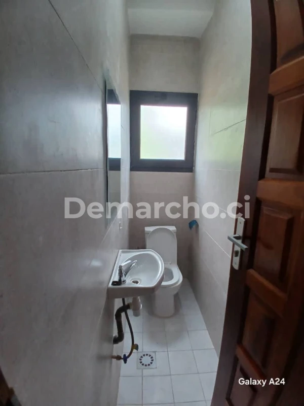 3 PIÈCES À RIVIERA BONOUMIN : Appartement à louer à Cocody. Prix : 400 000 FCFA par mois. 2 Chambres; 2 Salles de bains.