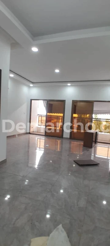 3 PIÈCES AU 2ᵉ ÉTAGE À RIVIERA FAYA : Appartement à louer à Cocody. Prix : 275 000 FCFA par mois. 2 Chambres; 2 Salles de bains.